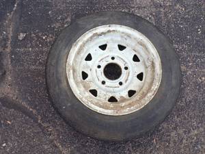 lot 104 image: 12 Trailer Tire
