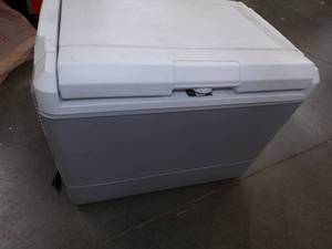 lot 105 image: 12V Coleman Cooler