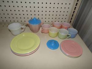 lot 129 image: Doll Dishes
