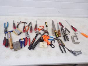 lot 142 image: Screwdrivers and more tool lot