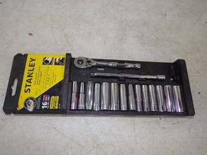 lot 146 image: 14 Socket Set