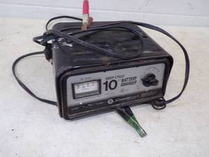 lot 160 image: Deep Cycle Battery Charger