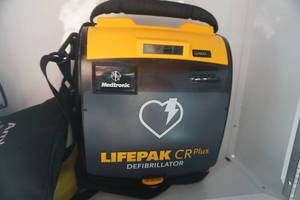 lot 2 image: Medtronic Life Pak CR Plus Defibrillator Kit