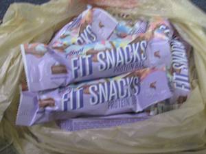 lot 164 image: 12 Fit Snack Bars...