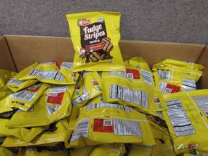lot 194 image: Case of 130 - 1 oz Keebler Fudge St...