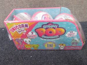lot 212 image: 6 pk Gummi Pop Surprise Unicorn Pe...