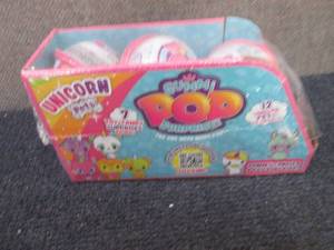 lot 213 image: 6 pk Gummi Pop Surprise Unicorn Pe...