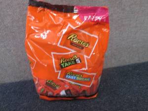lot 214 image: 32.06 oz Assorted Reeses Snack Siz...