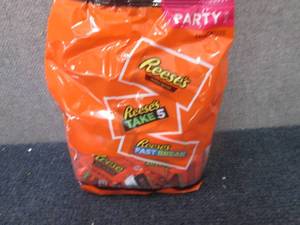 lot 215 image: 32.06 oz Assorted Reeses Snack Siz...