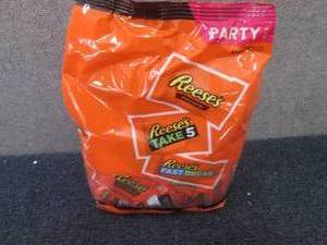 lot 217 image: 32.06 oz Assorted Reeses Snack Siz...