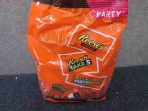 lot 220 image: 32.06 oz Assorted Reeses Snack Siz...