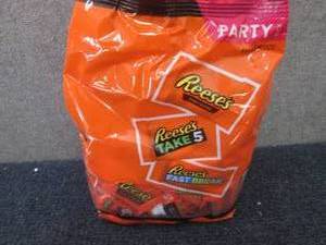 lot 221 image: 32.06 oz Assorted Reeses Snack Siz...