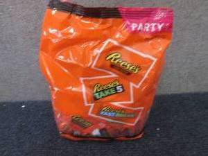 lot 222 image: 32.06 oz Assorted Reeses Snack Siz...