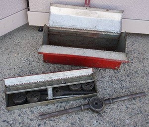 lot 28 image: Vintage Pipe Threading Tool Set with Metal Tool Box Case...