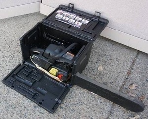lot 32 image: CRAFTSMAN 42-cc 2-cycle 18-in Gas Chainsaw
