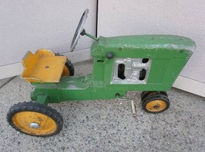 lot 34 image: Antique Vintage Hobbies Toys John Deere 10 Pedal Tractor