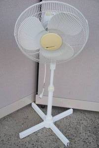 lot 37 image: White Westinghouse Pedestal Adjustable Floor Fan