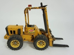 lot 55 image: This Old Toy...Vintage 1970s Tonka Pressed Steel Forklift Truck