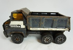 lot 61 image: This Old Toy...Vintage 80s Tonka Pressed Steel 12.5 Dump Truck GVW 35000