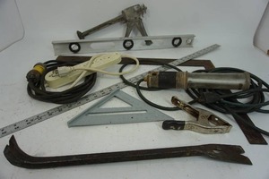 lot 100 image: Garage Hand-Tools Work-Light Steel Metal Ruler Square Level Crowbar Etc.