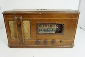 lot 80 image: Vintage MUSICAIRE Wood Encased Tube Radio...