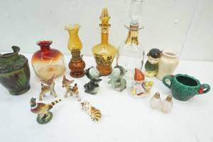 lot 10 image: vintage decor