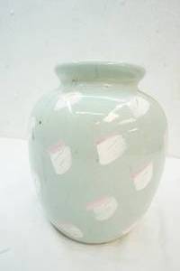 lot 13 image: ceramic vase