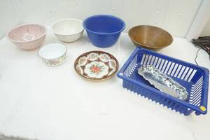lot 25 image: mixing bowls