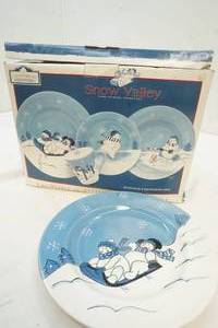 lot 40 image: Christmas Dinnerware set