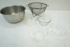 lot 48 image: mixing bowls, Pyrex baking dishes