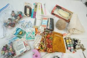 lot 65 image: sewing items