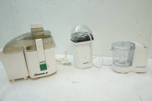 lot 69 image: small kitchen appliances