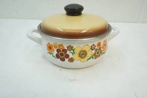 lot 72 image: vintage cooking pot