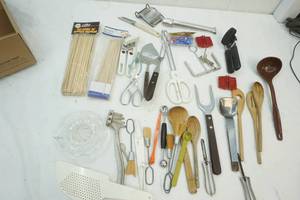 lot 93 image: kitchen utensils and juicer