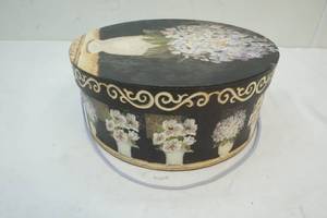 lot 104 image: Flower Hat Box