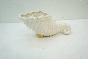 lot 112 image: Sea Shell Vase