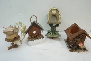 lot 122 image: Decorative Bird Houses
