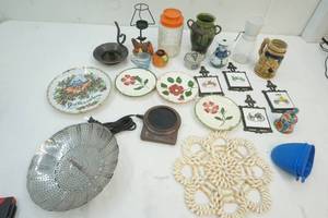 lot 128 image: Silicone Oven Fingers, 4 Cast Iron Picture of old cars, set of decor hanging plates
