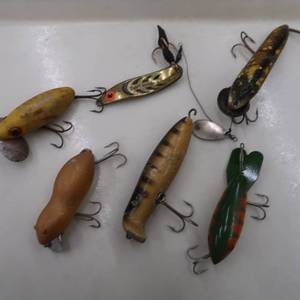 VINTAGE FISHINIG LURES LOT OF 6