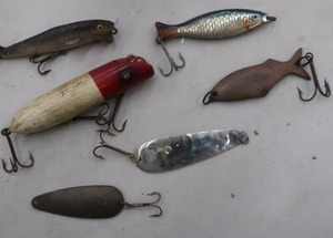 VINTAGE FISHING LURES  LOT OF 6