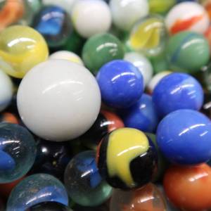 VINTAGE BOX  WOODEN CHEST FILLED WITH VINTAGE MARBLES