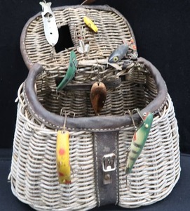VINTAGE FISHING CREEL 10 VINTAGE LURES