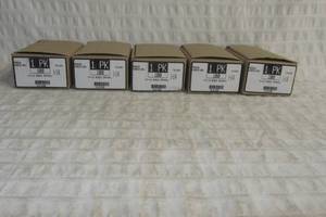 lot 20 image: Set of 500 Phillips Head 8 x 1-14 Hi-Lo Bugel Drywall