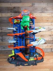 lot 3 image: Hot Wheels HW Ultimate Garage Playset ONLY, Stores 100 164 Scale Vehicles