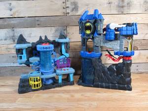 lot 4 image: Pair of Imaginext DC Super Friends Batman Playsets (PLAYSETS ONLY)