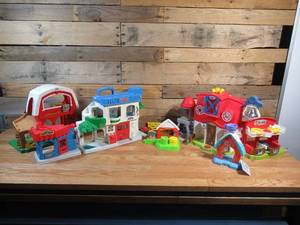 lot 5 image: Fisher Price Little People Playsets (PLAYSETS ONLY)