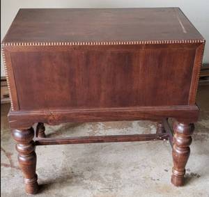lot 80 image: Sherrill CTH Occasional Accent TableNight Stand