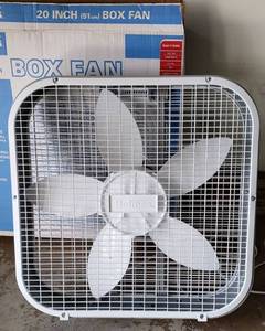 lot 79 image: Holmes 20 Box Fan