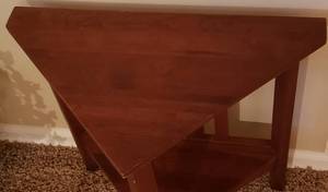 lot 67 image: Ethan Allen Unique Arts & Craft Accent Table