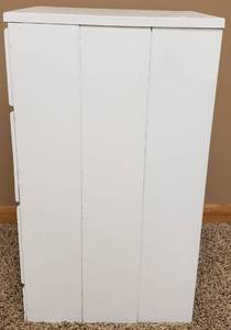 lot 101 image: Vintage Night Stand or Small Accent Table wThree Drawers